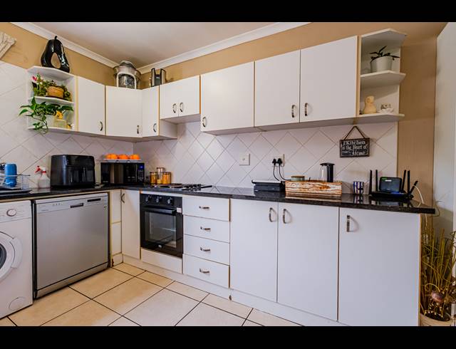 3 BEDROOM APARTMENT FOR SALE IN WAKENSHAW ESTATE